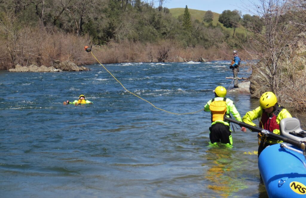 guide school students practicing throw bag rescues